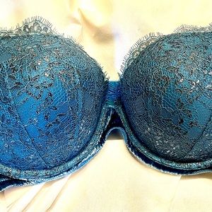 Victoria Secret 38DD. New without tags.  Push up bra, lined. “Very Sexy” line.